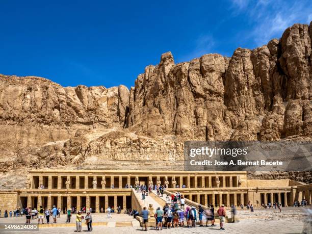 tourists in the surroundings of hatshepsut temple at deir el bahari, egypt. - luxor stock-fotos und bilder