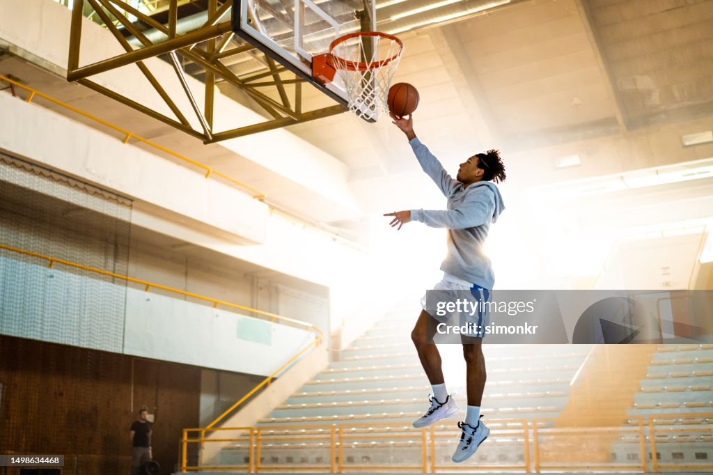 Mann, Basketball spielen