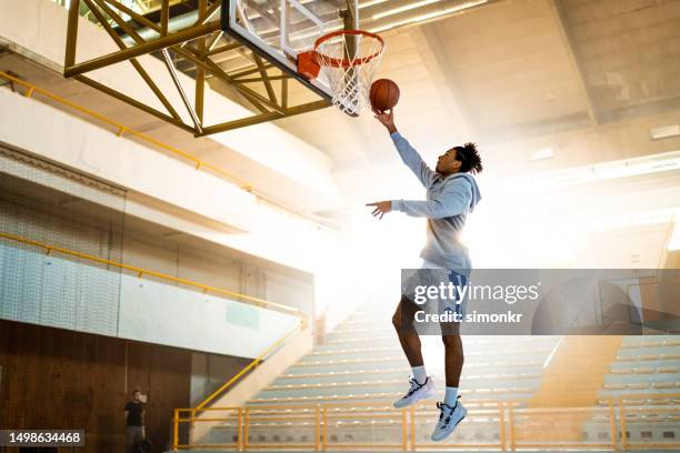 man playing basketball - bandeja basquetebol imagens e fotografias de stock
