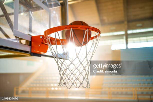 basquete chegando no aro - bola de basquete - fotografias e filmes do acervo