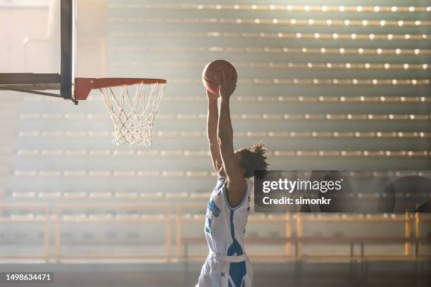 basketball player dunking basketball - shooting baskets stock pictures, royalty-free photos & images