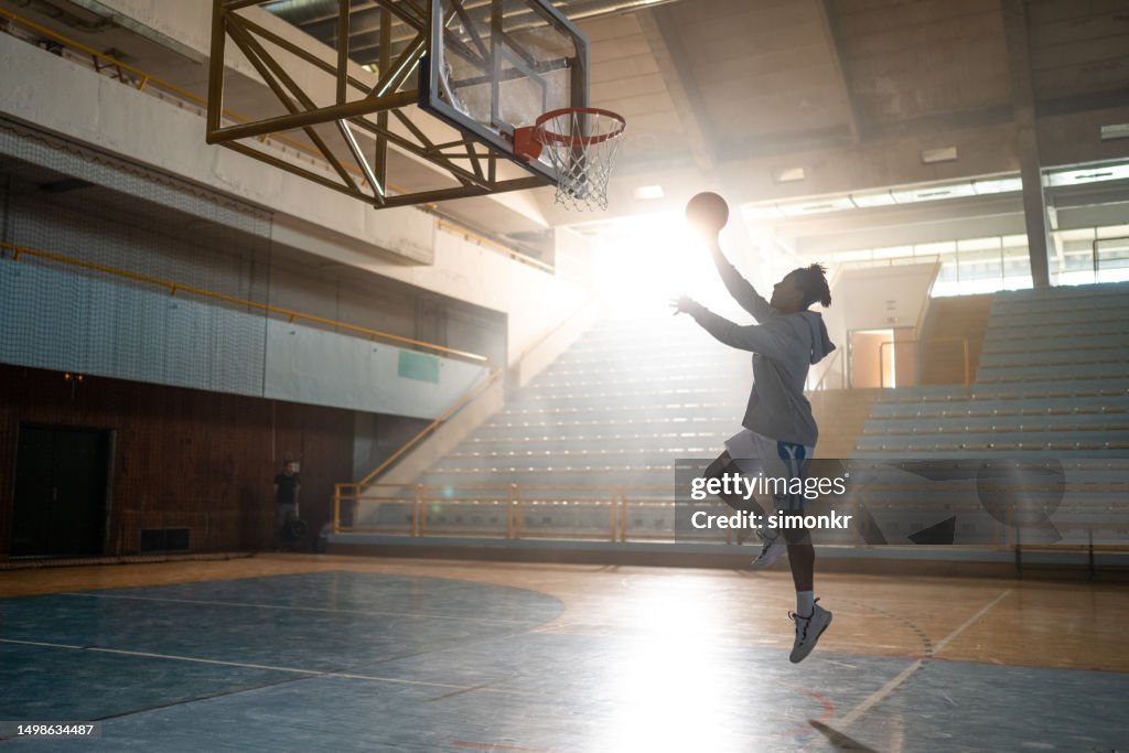 Mann, Basketball spielen