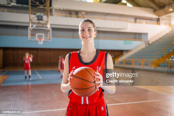basketball player standing on court - female basketball team stock pictures, royalty-free photos & images