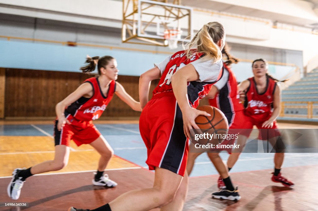 Basketballspieler spielen auf dem Platz