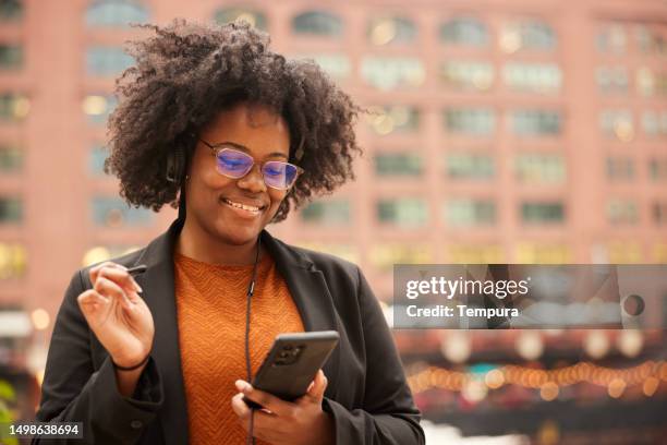 technisch versierter fachmann: geschäftsfrau verwendet telefon und digitalen stift in der innenstadt von chicago. - digitized pen stock-fotos und bilder