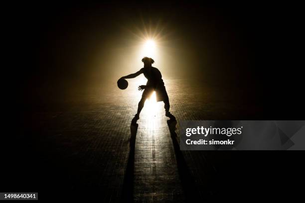 uomo che gioca a basket - giocatore di basket foto e immagini stock