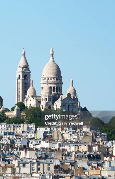 sacre-coeur and paris skyline in summer - church color light paris stockfoto's en -beelden
