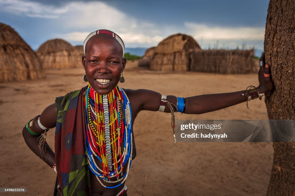 Giovane donna della tribù Erbore, Etiopia, Africa