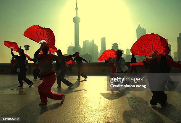shanghai fan dance - shanghai stockfoto's en -beelden