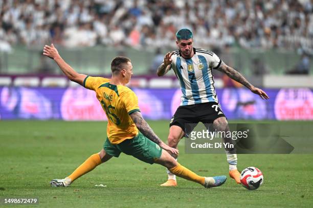 Rodrigo De Paul of Argentina takes on Mitchell Duke of Australia during the international friendly match between Argentina and Australia at Workers...