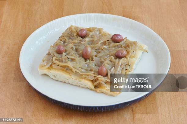 pissaladière tart with onions - pissaladiere stock-fotos und bilder