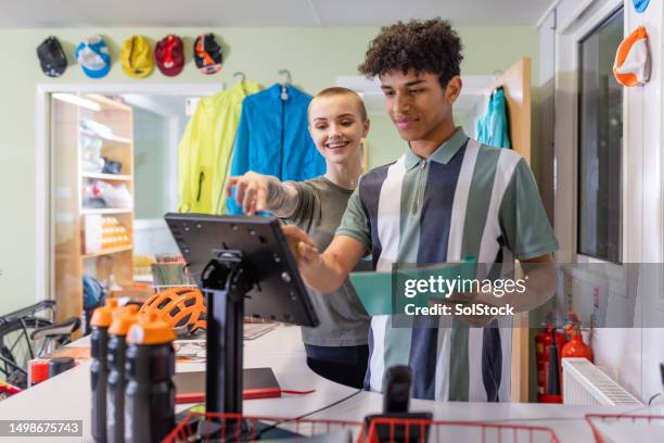 teaching the apprentice - trainee stock pictures, royalty-free photos & images