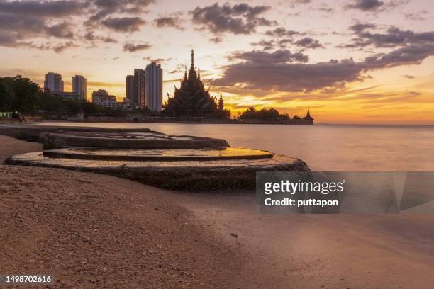 beautiful beach evening view and background images. sanctuary of truth "the largest wooden castle in the world sanctuary of truth with beautiful sunset in pattaya, thailand - the truth 2019 film stock-fotos und bilder