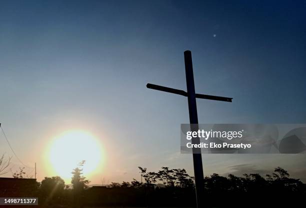 silhouette of cross shaped pillars against sky background - vendredi saint photos et images de collection