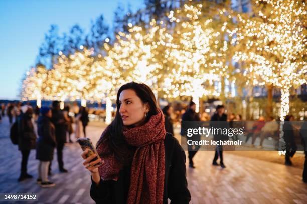 new yorker woman texting on smartphone - collection launch street style stock pictures, royalty-free photos & images