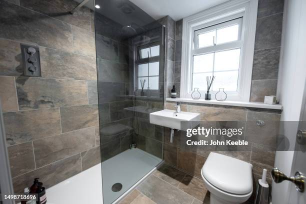 property interiors - doccia foto e immagini stock