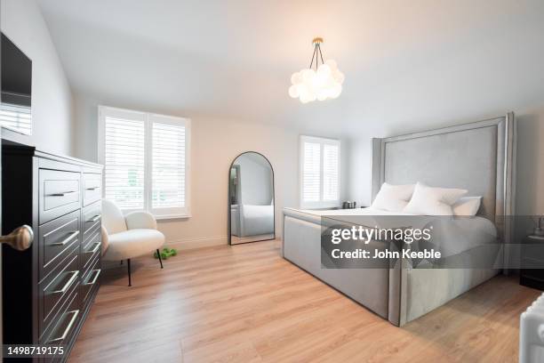 property interiors - parquet flottant photos et images de collection