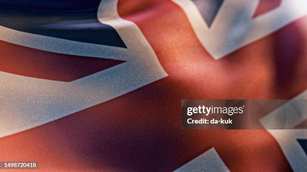 ondeando la bandera nacional del reino unido - bandera del reino unido fotografías e imágenes de stock