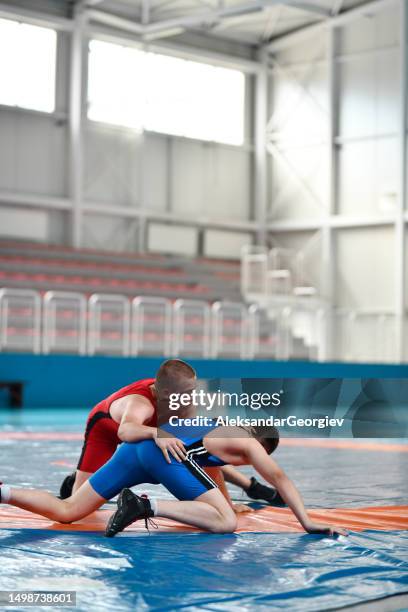 deux jeunes lutteurs se battent pour une meilleure position - hercule rôle dans le sport photos et images de collection