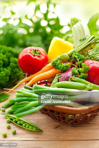 frisches gemüse - colorful vegetables summer stock-fotos und bilder