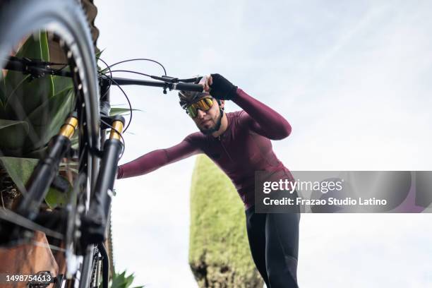 cyclist man in a trail - 單車衫 個照片及圖片檔