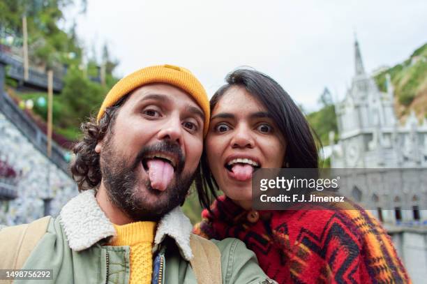 couple taking a selfie - pasto photos et images de collection