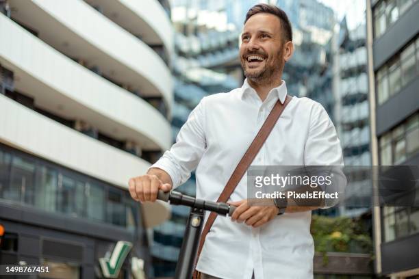 empresário andando scooter elétrico - top garment - fotografias e filmes do acervo