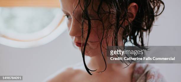 close-up of a young girl with sopping wet hair - dry hair photos et images de collection