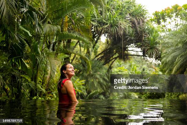 a woman relaxing in a swimming pool in costa rica. - costa rica women stockfoto's en -beelden