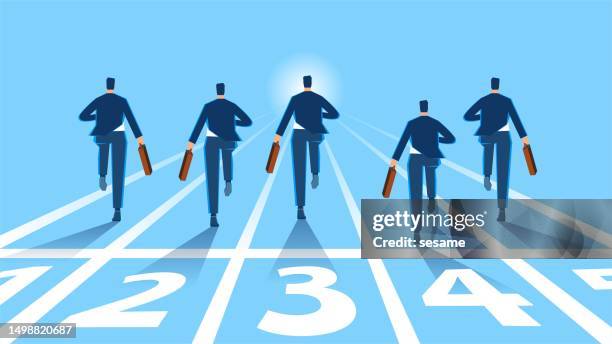 geschäftlicher oder beruflicher wettbewerb, das streben nach selbstvertrauen, motivation und die herausforderung des erfolgs, geschäftsleute, die auf ihren jeweiligen spuren vorwärts laufen und zuerst sprinten - chancengleichheit stock-grafiken, -clipart, -cartoons und -symbole
