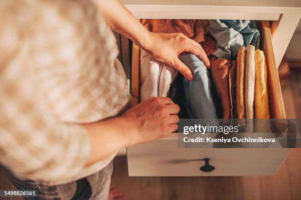 chest of drawers with hand clothes - woman flat chest 個照片及圖片檔