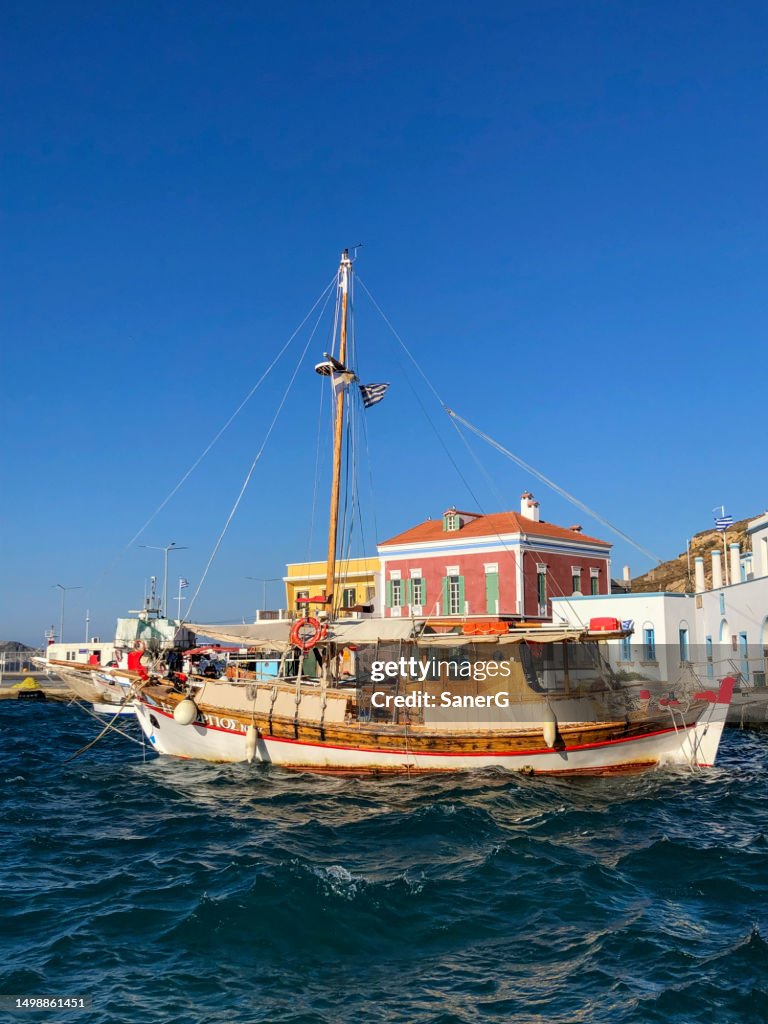 El barco tradicional amarrado en el pueblo de Agia Marina en la isla de Leros