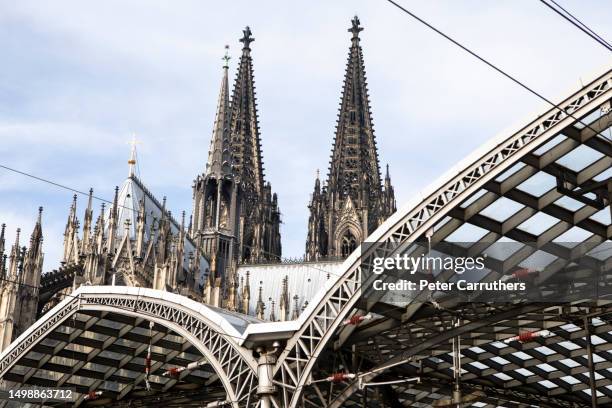 cologne cathedral and cologne central station - centraal station stock pictures, royalty-free photos & images