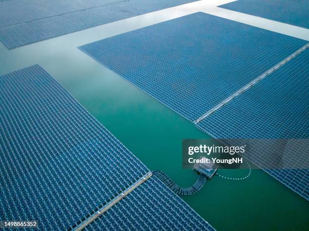 floating solar power station - tecnología verde fotografías e imágenes de stock