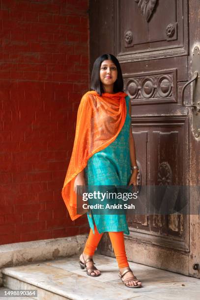 mujer joven caminando por la carretera cerca del antiguo edificio histórico - pueblos del sur de asia fotografías e imágenes de stock