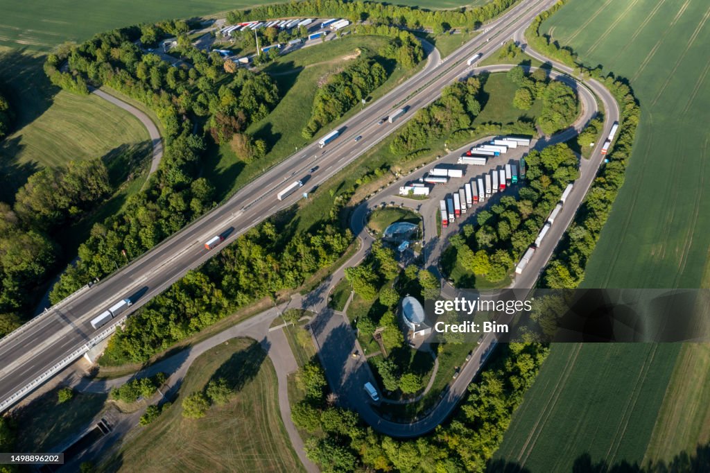 Área de descanso y carretera con camiones