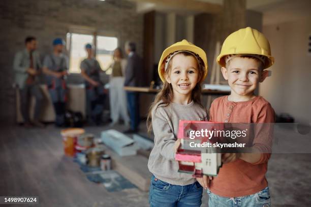 Glckliche Kleine Architekten Mit Musterhaus Beim Renovieren Des Hauses, Stock-Foto