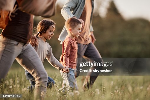 Niños despreocupados corriendo con sus padres en el parque. Niños despreocupados corriendo con sus padres en el parque.