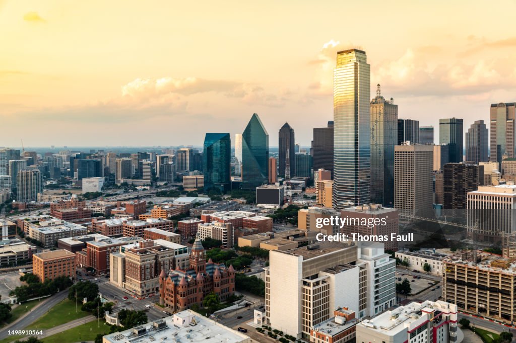Stadtzentrum von Dallas in der Abenddämmerung