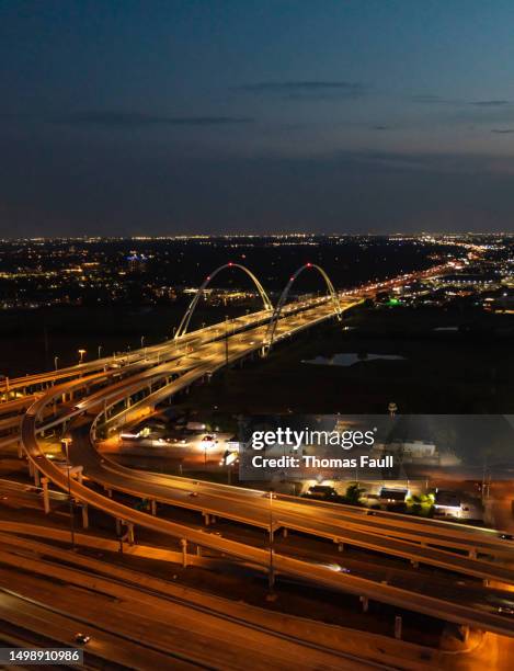 margaret mcdermott bridge at night in dallas - trinity river texas 個照片及圖片檔