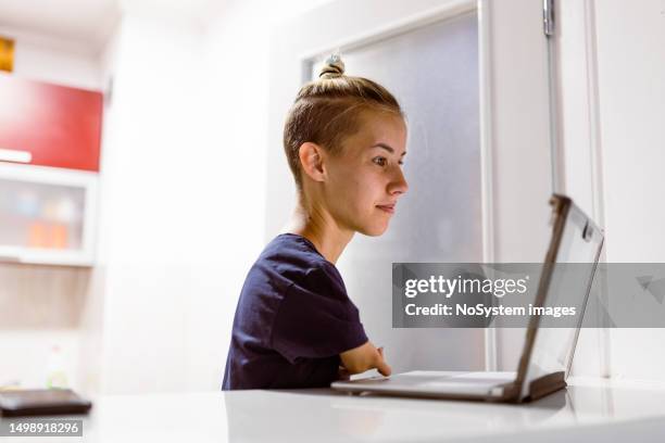 limitless potential: embracing remote work with passion and perseverance of young woman with disability - toegang-voor-gehandicapten stockfoto's en -beelden