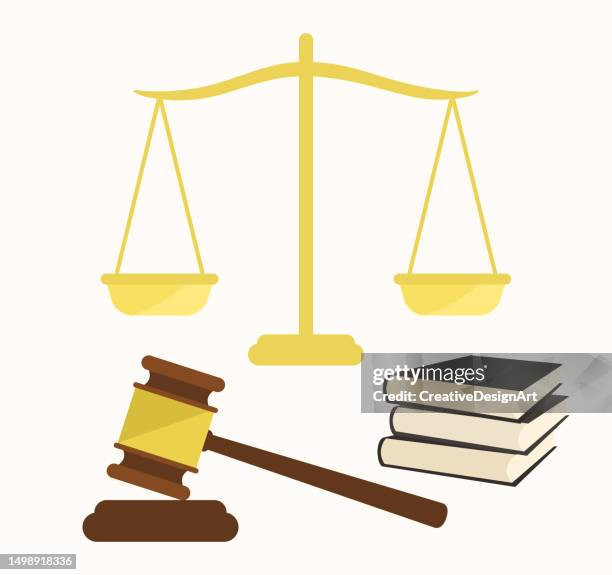 gerechtigkeitskonzept mit hölzernem hammer, gesetzbüchern und goldener waage - justitia-waage stock-grafiken, -clipart, -cartoons und -symbole