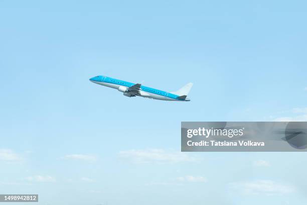 photo of airplane flying up with bright blue sky in background - flugzeug seitlich himmel stock-fotos und bilder