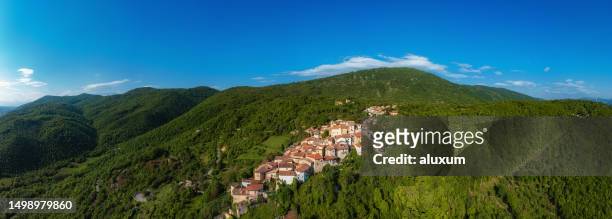 ウンブリア州アブルッツォ州のマグリアーノディマルシ村の空撮イタリア - 360 ストックフォトと画像