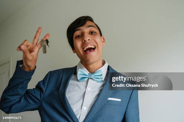 18 years old man with keys - 18 19 years photos stock pictures, royalty-free photos & images