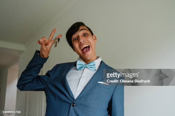 18 years old man with keys - 18 19 years photos stock pictures, royalty-free photos & images