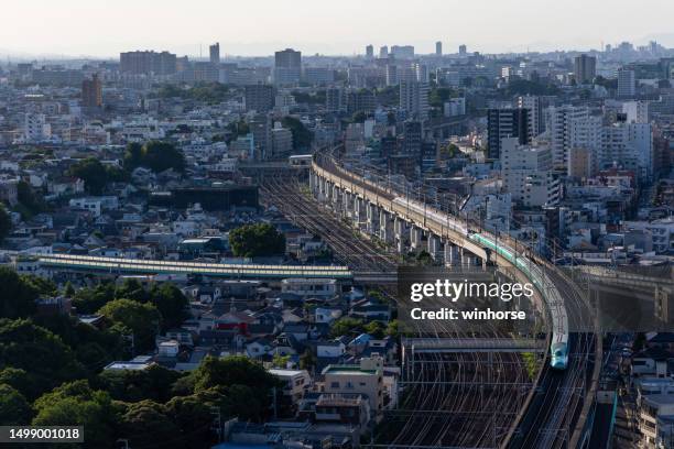 shinkansen bullet train in tokyo, japan - kita stockfoto's en -beelden