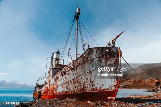 épave industrielle échouée d’une vieille baleine pourrissant et rouillant sur la plage - rouillé photos et images de collection