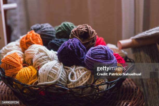 close up of basket full of colorful balls of wool. - yarn art stock-fotos und bilder