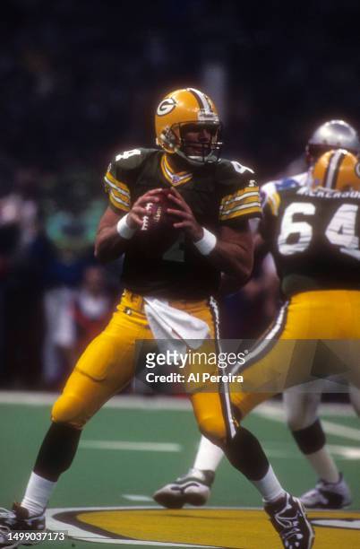 Quarterback Brett Favre of the Green Bay Packers looks to pas the ball in the Super Bowl XXXI game between the Green Bay Packers v the New England...